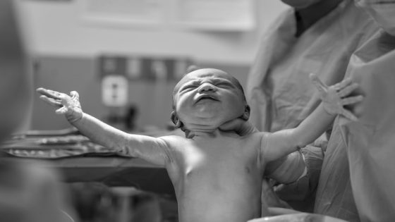 تفسير رؤية الولادة في المنام انجاب طفل ولد او بنت في الحلم