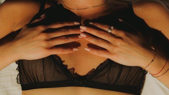 تفسير حلم خروج الحليب من الثدي و رؤيا ثدي الرجل في المنام