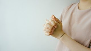 تفسير الدعاء في منام البنت العزباء و المتزوجة و الحامل