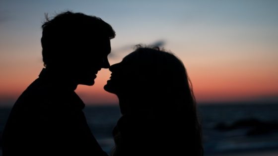تفسير تقبيل الميت للحي في الحلم و قبلة الحي للميت في المنام