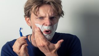 تفسير حلم حلق اللحية و حلاقة الشارب في المنام لابن سيرين