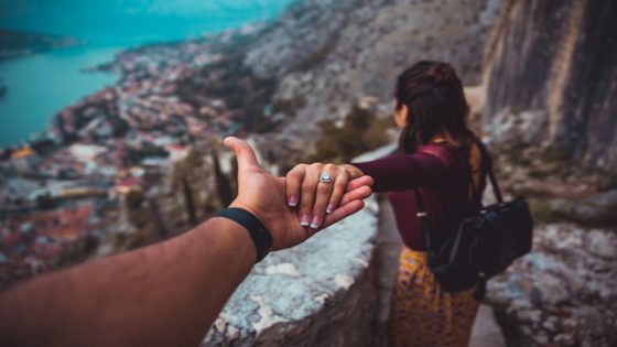 تفسير حلم امساك يد الحبيب في المنام لابن سيرين