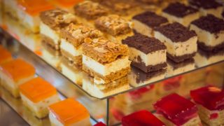 تفسير حلم أكل الحلويات في المنام لابن سيرين