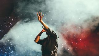 تفسير الغناء في الحلم معنى شخص يغني في المنام