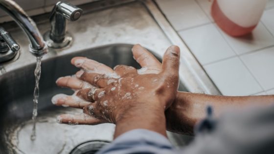 تفسير حلم غسل اليد في المنام لابن سيرين