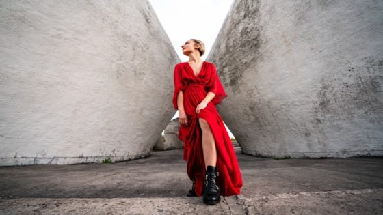 تفسير فستان احمر في الحلم معنى لبس اللون الاحمر في المنام