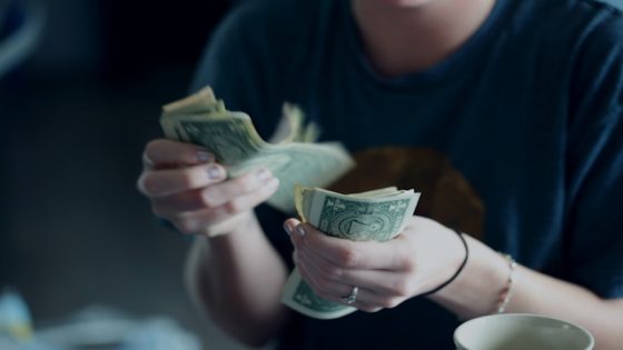 تفسير سرقة المال في الحلم – رؤية السرقة في المنام