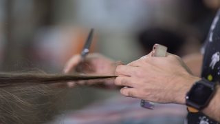 قص الشعر في المنام للعزباء والفرح به