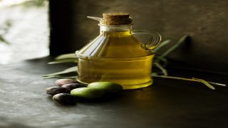 تفسير رؤية زيت الطعام في المنام للعزباء