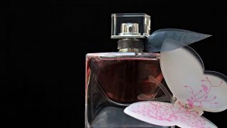 تفسير حلم العطر للعزباء والمتزوجة