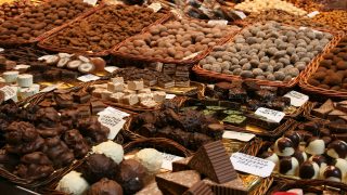 اكل الشوكولاته في المنام للعزباء