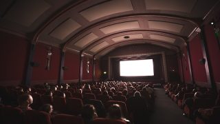 رؤية السينما في المنام وحلم الذهاب لمشاهدة فيلم