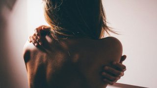 تفسير إزالة شعر الجسم في المنام للعزباء والمتزوجة