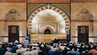 صلاة الحي مع الميت في المنام