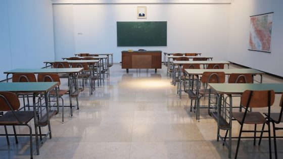 تكرار رؤية المدرسة في المنام للعزباء